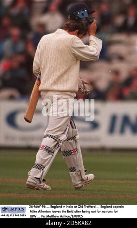 26-MAY-96 ... Inghilterra / India a Old Trafford ... Il capitano dell'Inghilterra Mike Atherton lascia il campo dopo essere stato fuori per nessuna corsa per LBW Foto Stock