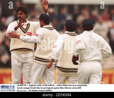 26-MAY-96 ... Inghilterra / India a Old Trafford ... I fielder indiani si sono schierati per congratularsi con il bowler Javagal Srinath dopo aver ottenuto il capitano dell'Inghilterra Mike Atherton fuori dalla LBW per nessuna corsa Foto Stock