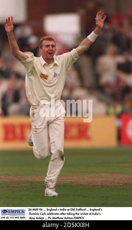 26-MAY-96 ... Inghilterra / India a Old Trafford ... Il Dominic Cork dell'Inghilterra celebra dopo aver preso il wicket dell'Ajay Jadeja dell'India Foto Stock