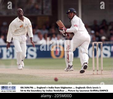 08/GIU/96 ... Inghilterra / India da Edgbaston ... Englands Chris Lewis è colpito al confine da Indias Tendulkar ... Foto di Laurence Griffiths/EMPICS Foto Stock