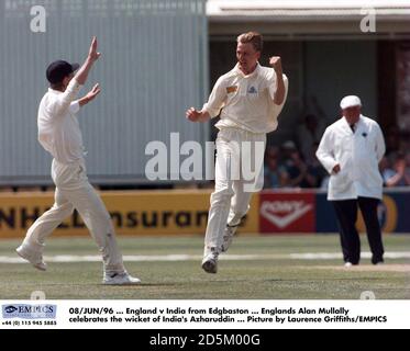 08/GIU/96 ... Inghilterra / India da Edgbaston ... Englands Alan Mullally celebra il wicket di Azharuddin India ... Foto di Laurence Griffiths/EMPICS Foto Stock