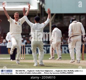 08/GIU/96 ... Inghilterra / India da Edgbaston ... Englands Alan Mullally celebra il wicket di Azharuddin India ... Foto di Laurence Griffiths/EMPICS Foto Stock