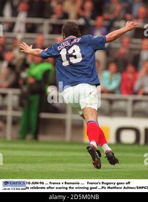 10-GIU-96 ... Francia / Romania ... Christophe Dugarry, in Francia, va a festeggiare dopo aver segnato il gol vincente Foto Stock