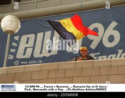 10-GIU-96 ... Francia / Romania ... Tifoso rumeno a St James' Park, Newcastle con una bandiera Foto Stock