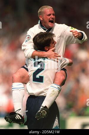 15-GIU-96 ...Inghilterra / Scozia. Paul Gascoigne in Inghilterra celebra l'obiettivo di Alan Shearers con Gary Neville Foto Stock