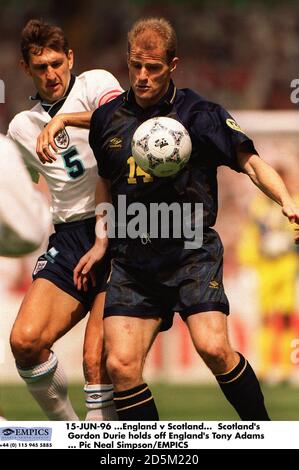 15-GIU-96 ...Inghilterra / Scozia. Il Gordon Durie della Scozia detiene il Tony Adams dell'Inghilterra Foto Stock