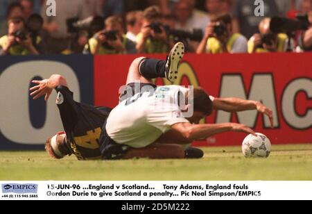 15-GIU-96 ...Inghilterra / Scozia. Tony Adams, Inghilterra fouls Gordon Durie a dare alla Scozia una penalità Foto Stock