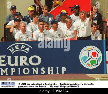 15-GIU-96 ...Inghilterra / Scozia. Inghilterra allenatore terry Venables gesti dalla panchina Foto Stock