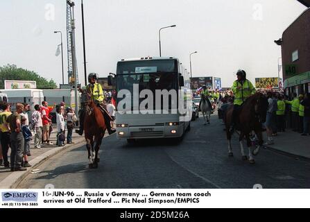 16-GIU-96 ... Russia / Germania ... Il coach tedesco arriva a Old Trafford Foto Stock