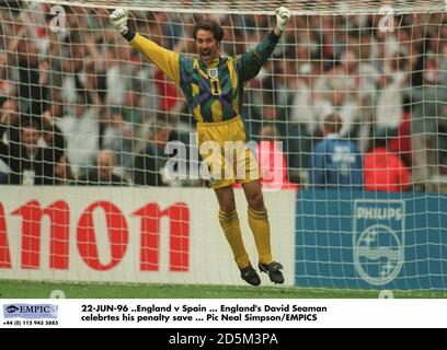 22-GIU-96 ..Inghilterra / Spagna ... David Seaman celebra la sua pena salvo