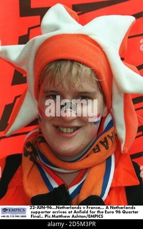 22 GIUGNO 96. Paesi Bassi/Francia. Un sostenitore olandese arriva ad Anfield per la finale trimestrale Euro 96 Foto Stock