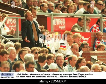 23 GIUGNO 96. Germania / Croazia. Il manager tedesco Berti Vogts guarda il suo team raggiungere la semifinale di Euro 96 Foto Stock