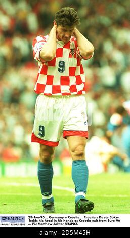 23 giugno 95. Germania / Croazia. Davor Suker della Croazia tiene la testa in mano mentre la Croazia esce da Euro 96 Foto Stock