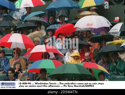 28-GIU-96 ... Wimbledon Tennis ...l'ombrello esce mentre la pioggia smette di giocare sul campo centrale questo pomeriggio Foto Stock