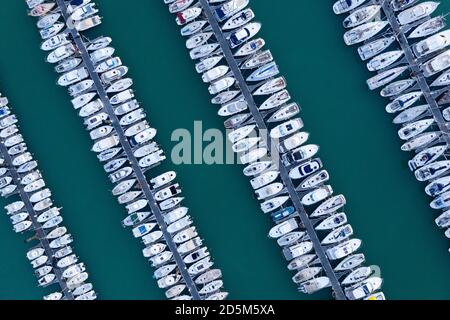 Talmont-Saint-Hilaire (Francia centro-occidentale): Vista aerea delle barche a vela che giacciono all'ancora nel porto artificiale di Port Bourgenay Foto Stock