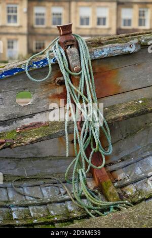 Primo piano di una corda in una vecchia barca di pesca in legno abbandonata. Aldeburgh, Suffolk. REGNO UNITO Foto Stock
