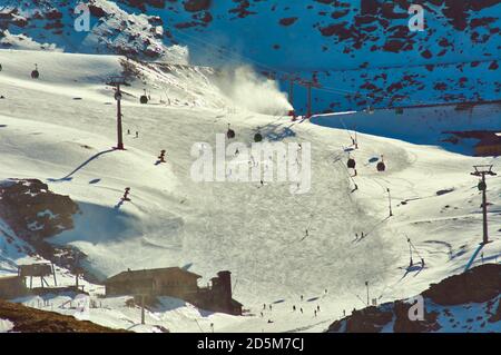 Stazione sciistica, Sierra Nevada, inizio dell'anno con quasi neve, piste aperte, neve artificiale, Granada, Andalusia, Spagna Foto Stock