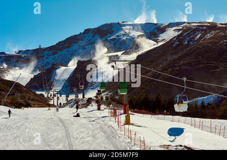 Stazione sciistica, Sierra Nevada, inizio dell'anno con quasi neve, piste aperte, neve artificiale, Granada, Andalusia, Spagna Foto Stock