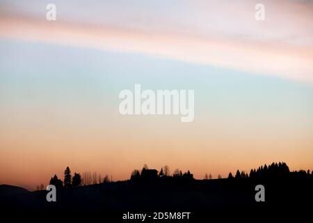 silhouette di villaggio in montagna all'alba Foto Stock