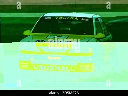 11-AUG-96 ... Touring Car Championships, Oulton Park ...James Thompson nella sua Vauxhall Vectra out qualifica il compagno di squadra John Cleland Foto Stock