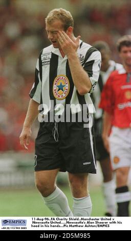 11 agosto 96. Fa Charity Shield. Manchester United contro Newcastle United. Alan Shearer di Newcastle con la testa nelle mani Foto Stock