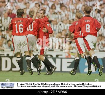 11 agosto 96. Fa Charity Shield. Manchester United contro Newcastle United. Eric Cantona celebra il suo obiettivo con i suoi compagni di squadra Foto Stock