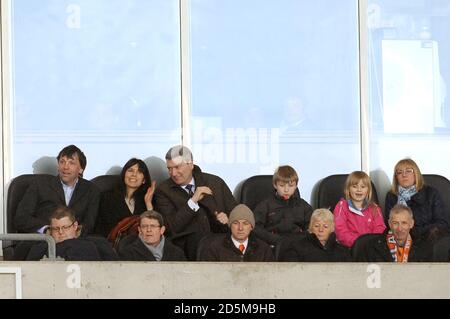 Il proprietario di Blackpool Karl Oyston (fila posteriore, a sinistra) insieme al membro del personale esecutivo di Manchester City Brian Marwood (prima fila, seconda a sinistra) si affacciano sulla zona VIP Foto Stock