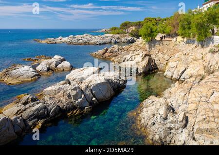 Vista della costa dove corre il bellissimo sentiero costiero da SA Conca a Platja d'Aro. Sant Feliu de Guixols, Costa Brava, Catalogna, Spagna Foto Stock