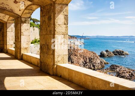 Archi del punto di osservazione SA Conca dove passa il sentiero costiero da SA Conca a Platja d'Aro. Sant Feliu de Guixols, Costa Brava, Catalogna, Spagna Foto Stock