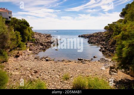 Scopriamo piccole insenature camminando lungo il percorso costiero da SA Conca a Platja d'Aro. Sant Feliu de Guixols, Costa Brava, Catalogna, Spagna Foto Stock