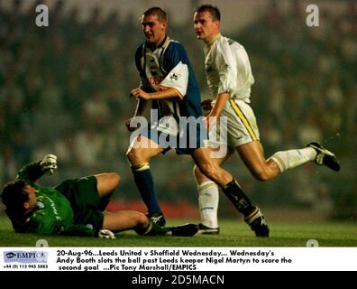 20 agosto 96. Leeds United e Sheffield mercoledì. Mercoledì Andy Booth (al centro) fa passare la palla davanti al guardiano di Leeds Nigel Martyn per segnare il secondo gol Foto Stock