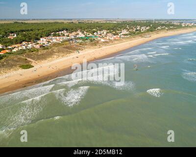 La Tranche-sur-Mer (Francia centro-occidentale): Vista aerea della spiaggia "plage du Phare", luogo rinomato per gli sport invernali e il kitesurf Foto Stock