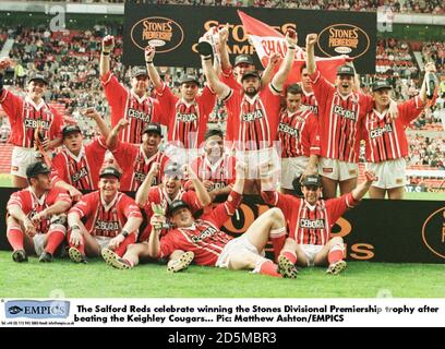 I Salford Reds celebrano la vittoria del trofeo Stones Divisional Premiership Dopo aver battuto il Keighley Cougars Foto Stock