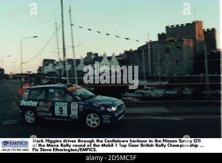 Mark Higgins attraversa il porto di Castletown nel Nissan Soleggiato GTI al round Manx Rally della Mobil 1 Campionato di Rally britannico Top Gear Foto Stock