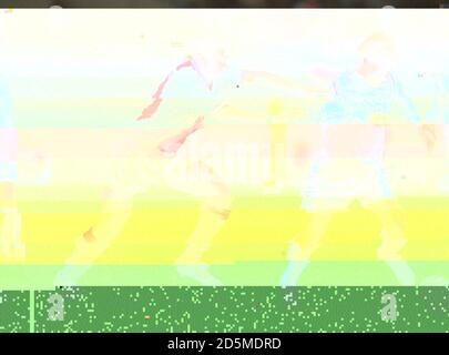 L-R: Winston Bogarde, Ajax Amsterdam e Brian Laudrup, Glasgow Rangers Foto Stock