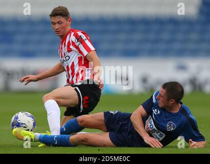 George Evans di Melbourne e Mike Jones di Oldham Athletic Foto Stock