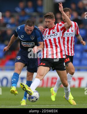 George Evans di Melbourne City affronta Mike Jones di Oldham Athletic Foto Stock