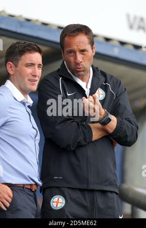 John va't Schip, direttore della città di Melbourne, e Oldham Athletic Manager Lee Johnson Foto Stock