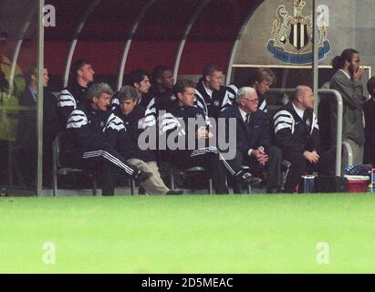 Il manager della Newcastle United Kevin Keegan parla con il suo assistente manager Terry McDermott come il resto della panca di Newcastle orologio il gioco Foto Stock