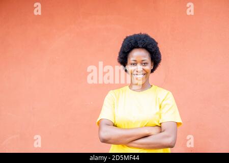 Ritratto di giovane donna nera africana con acconciature afro sorridente Foto Stock