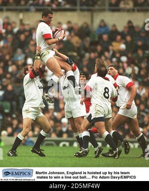 Martin Johnson, in Inghilterra, viene issato dai suoi compagni di squadra per vincere una palla line out Foto Stock