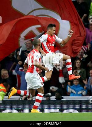 Alexis Sanchez di Arsenal celebra il suo terzo obiettivo di schieramenti il gioco Foto Stock