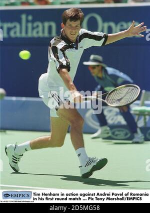 Tim Henman in azione contro Andrei Pavel della Romania in la sua prima partita Foto Stock