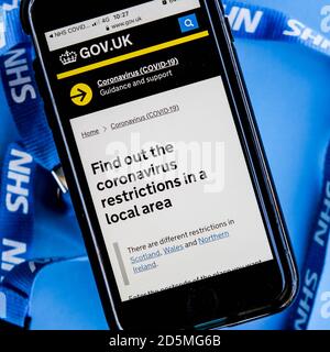 Londra UK Ottobre 14 2020, primo piano dell'applicazione per telefoni cellulari NHS Track and Trace per avvisare le persone di COVID-19 Foto Stock