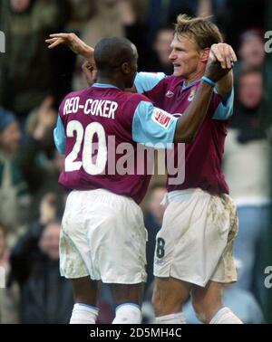 Il Teddy Sheringham di West Ham United celebra la vittoria Contro Nottingham Forest con Nigel Reo-Coker Foto Stock