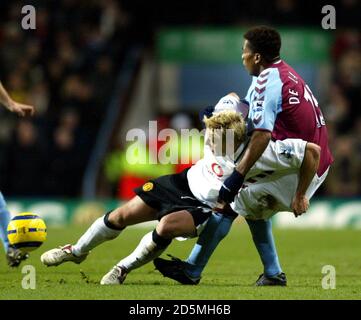 Ulises De la Cruz di Aston Villa si prende a contatto con Alan Smith di Manchester United. Foto Stock