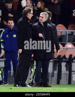 Il Coach Laurent Blanc di Parigi Saint-Germain e il Manager Jose Mourinho di Chelsea abbia parole alla fine del gioco Foto Stock