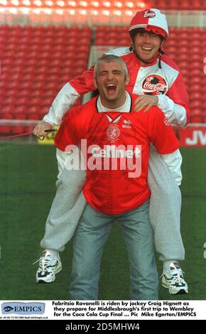 Fabrizio Ravanelli è guidato dal fantino Craig Hignet come loro Preparati per il primo viaggio di Middlesbrough a Wembley per la Coca Finale della Coppa Cola Foto Stock