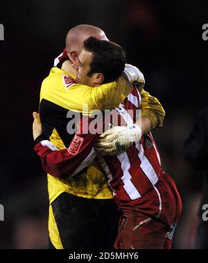 Il portiere di Sheffield United, Paddy Kenny, celebra la vittoria con la vittoria il marcatore Andy Liddell dai calci di penalità Foto Stock