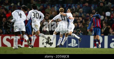 Damien Duff di Chelsea celebra il primo obiettivo con Joe Cole Foto Stock